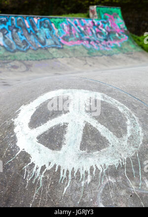 Simbolo di pace dipinta su una rampa in skatepark in Calder Holmes Park, Hebden Bridge Foto Stock