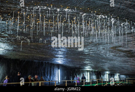 Stalattiti di sale in Rudolf miniera di Salina Turda miniera di sale situato nel Durgau-Valea Sarata area di Turda città, contea di Cluj in Romania Foto Stock