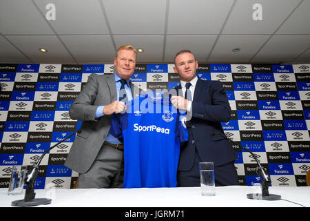 Nuova firma di Everton Wayne Rooney e manager Ronald Koeman durante la conferenza stampa al Goodison Park di Liverpool. Foto Stock