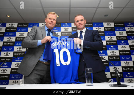 Nuova firma di Everton Wayne Rooney e manager Ronald Koeman durante la conferenza stampa al Goodison Park di Liverpool. Stampa foto di associazione. Picture Data: lunedì 10 luglio, 2017. Vedere PA storia Calcio Everton. Foto di credito dovrebbe leggere: Nigel francese/filo PA. Restrizioni: solo uso editoriale nessun uso non autorizzato di audio, video, dati, calendari, club/campionato loghi o 'live' servizi. Online in corrispondenza uso limitato a 75 immagini, nessun video emulazione. Nessun uso in scommesse, giochi o un singolo giocatore/club/league pubblicazioni. Foto Stock