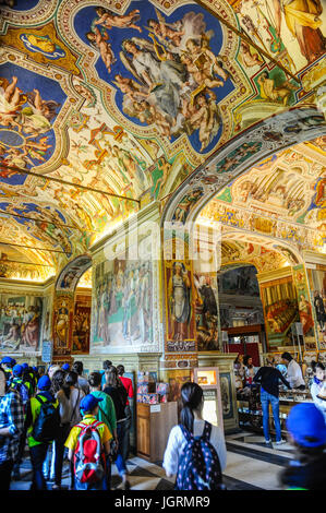 Il soffitto decorativo lungo il corridoio del Museo del Vaticano, Città del Vaticano, Roma, Italia Foto Stock