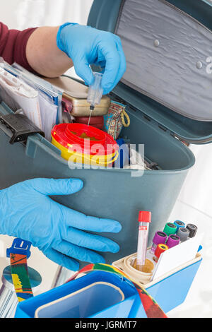 L'infermiera organizzando il suo primo aiuto medico valigetta attrezzi . Le attrezzature di assistenza Foto Stock