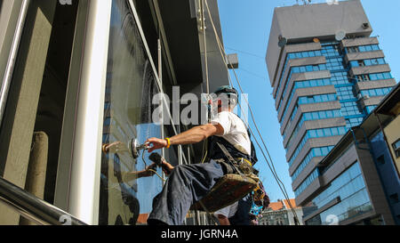 Arrampicata industriale - Facciata il servizio di pulizia. Foto Stock