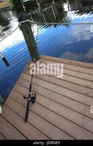 Pesca polo sul dock Foto Stock