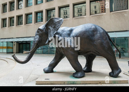 Parte di una scultura chiamato ritmo, Madre di elefanti di Derrick S. Hudson sul display alla corte del commercio nel quartiere finanziario del centro cittadino di Toronto Foto Stock
