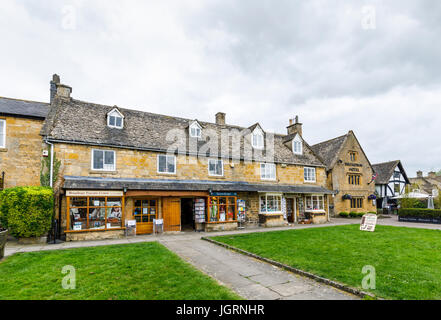 Sfilata di negozi di articoli da regalo locali in tipico stile locale, High Street, Broadway, Worcestershire, un bellissimo villaggio in Cotswolds, sud-ovest Inghilterra Foto Stock