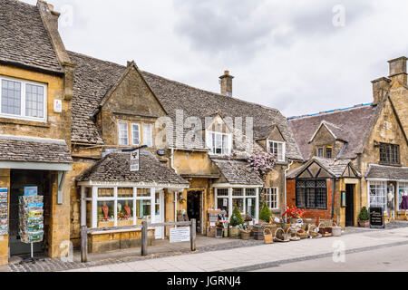 Strada di negozi in stile locale Cotswold Stone in High Street e Broadway, Worcestershire, un bellissimo villaggio in Cotswolds, sud-ovest Inghilterra Foto Stock