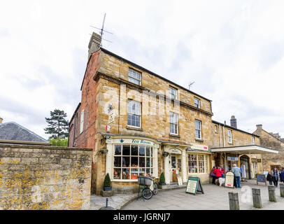 Strada di tisane Tea Rooms e negozio di articoli da regalo su High Street a Broadway, Worcestershire, un bellissimo villaggio in Cotswolds, sud-ovest Inghilterra Foto Stock