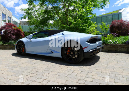 Un baby blue Lamborghini huracan parcheggiata e sul display a Toronto evento sociale. Foto Stock