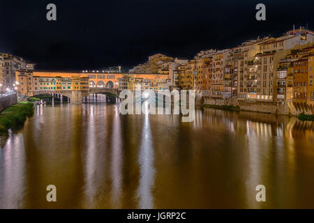 Ponte Vecchio lungo il fiume Arno a Firenze, Italia Foto Stock