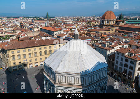 Tetti e battistero di Firenze visto dalla cupola della cattedrale di Santa Maria a Firenze, Italia Foto Stock