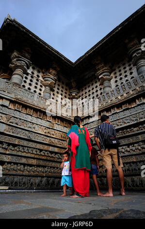 Popolo Indiano in visita tempio Hoysaleswara, Halebidu, Karnataka, India Foto Stock