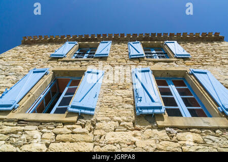 La parte anteriore di una tipica casa francese in SW FRANCIA Foto Stock
