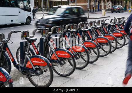 Una collezione di "Boris' biciclette a noleggio nel centro di Londra Foto Stock