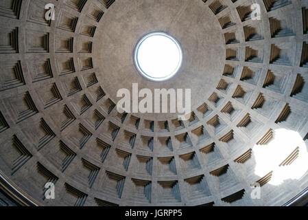 Roma, Italia - 18 agosto 2016: vista interna del pantheon di agripa a Roma il pantheon è un ex tempio romano, ora una chiesa. Foto Stock