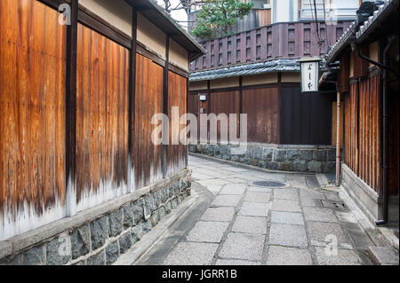 Tradizionali case di legno lungo Ishibei Koji lane, Gion, Kyoto, Giappone Foto Stock