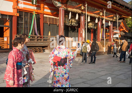 Kyoto, Giappone - Giovani geishe al santuario nel Parco di Maruyama Foto Stock