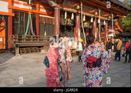 Kyoto, Giappone - Giovani geishe al Parco di Maruyama Foto Stock