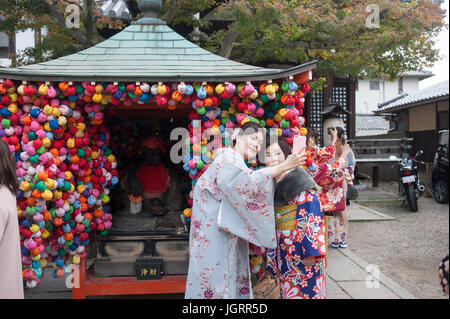 Kyoto, Giappone - i turisti vestito come geishe prendendo un selfie Foto Stock