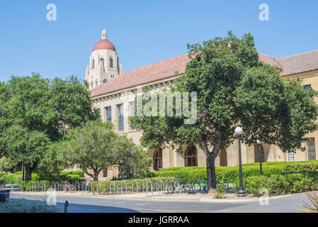 Ingresso alla Stanford University campus dal cortile. La Stanford University è uno dei leader a livello mondiale di insegnamento Foto Stock