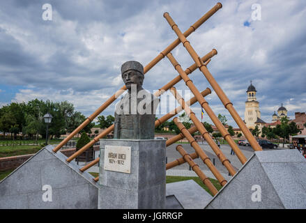 Busto di Transilvania avvocato rumeno Avram Iancu davanti all alba Carolina fortezza in Alba Iulia città situata nella contea di Alba, Transilvania, Romania Foto Stock