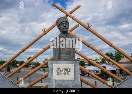 Busto di Transilvania avvocato rumeno Avram Iancu davanti all alba Carolina fortezza in Alba Iulia città situata nella contea di Alba, Transilvania, Romania Foto Stock