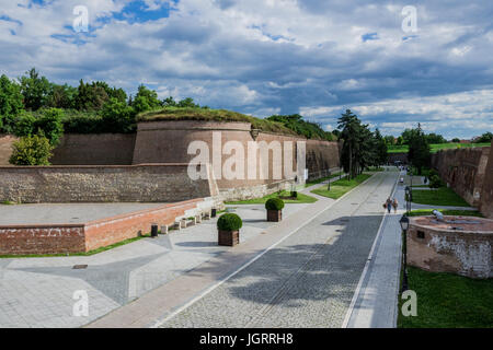 Mura fortificate e Trinità bastione di Alba Carolina fortezza in Alba Iulia città situata nella contea di Alba, Transilvania, Romania Foto Stock