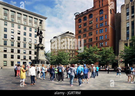 Montreal, Canada, 9 luglio, 2017. Place d'Armes plaza in Old Montreal. Credit:Mario Beauregard/Alamy Live News Foto Stock