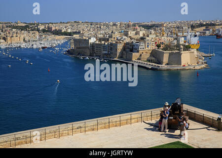 La batteria a salve con le tre città al di là, a La Valletta, Malta Foto Stock