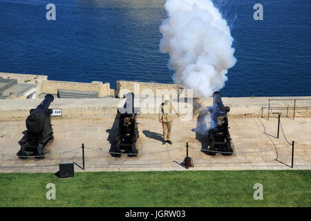 Il Daily 4pm sparo della batteria a salve, al di sotto della parte superiore Barracca Gardens, a La Valletta, Malta Foto Stock