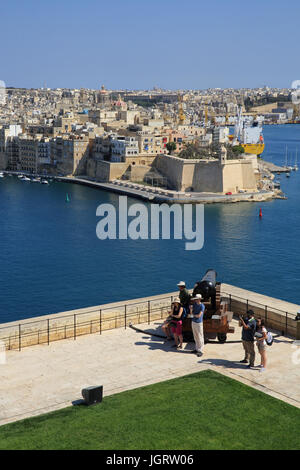 La batteria a salve con le tre città al di là, a La Valletta, Malta Foto Stock