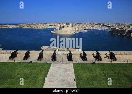 La batteria a salve, con le tre città al di là, a La Valletta, Malta Foto Stock