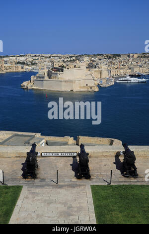 La batteria a salve, con le tre città al di là, a La Valletta, Malta Foto Stock