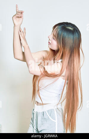 Donna asiatica applicare la lozione sul suo corpo Foto Stock