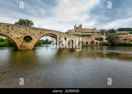 Vista panoramica del fiume Orb e Cattedrale di St Nazaire in Bezier, Languedoc-Roussillon, Francia. Foto Stock