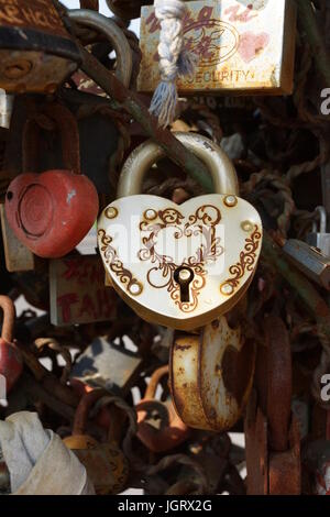 Amore romantico bloccare su un ponte Foto Stock