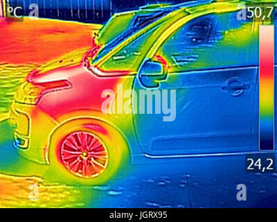 Thermovision a raggi infrarossi dell'immagine che mostra, auto motore dopo un ciclo di marcia Foto Stock