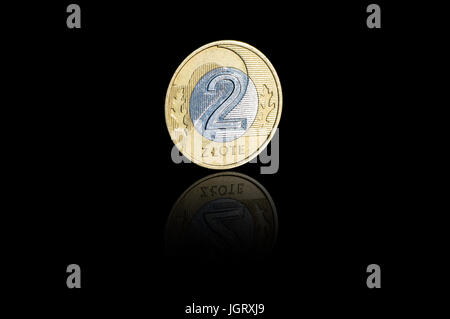Il polacco moneta 2 zloty su sfondo nero con la riflessione Foto Stock