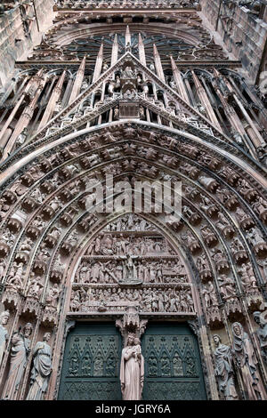 Dettaglio della bella scultura sopra le porte principali sulla facciata ovest della cattedrale di Strasburgo nella città di Strasburgo nella regione francese dell'Alsazia. Foto Stock