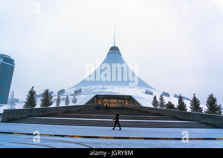 Ad Astana, Kazakistan - circa gennaio 2017: Astana, la capitale del Kazakistan. Questa città sarà il sito dell'Expo 2017. Foto scattata in una fredda giornata invernale. Foto Stock