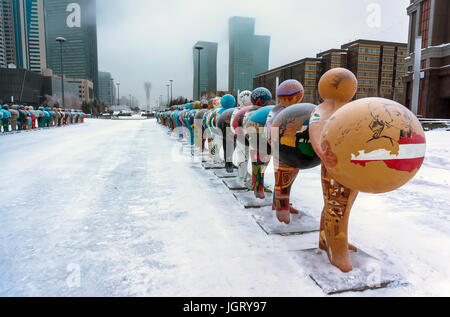 Ad Astana, Kazakistan - 1 Febbraio 2017: installazione d arte in forma di sculture che simboleggiano la a paesi del mondo Foto Stock