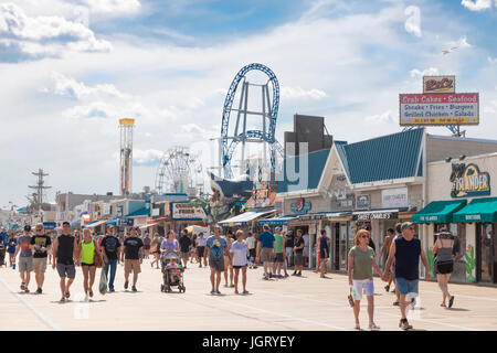 La gente camminare lungo la passeggiata a mare in Ocean front città di Ocean City, New Jersey, USA. Foto Stock
