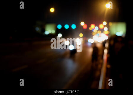 Abstract il traffico per auto a notte. Motion sfocata. Quale città urbana bellissimo sfondo. Foto Stock