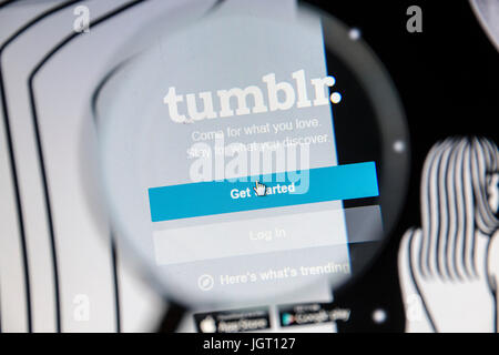 Sito web di tumblr sotto una lente di ingrandimento. tumblr è una piattaforma di microblogging e sito di social networking. Foto Stock