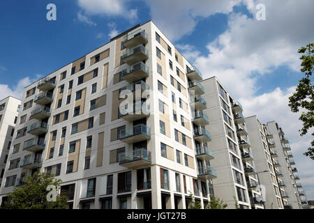 Nuovo appartamento moderno blocco di appartamenti sul bordo della regina Elisabetta Parco Olimpico di Stratford, Newham, East London, England Regno Unito KATHY DEWITT Foto Stock