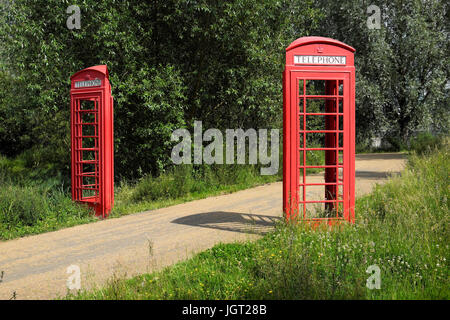 Telefono rosso scatola di installazione di arte diviso a metà su entrambi i lati di un percorso presso la Queen Elizabeth Olympic Park Stratford Inghilterra UK KATHY DEWITT Foto Stock