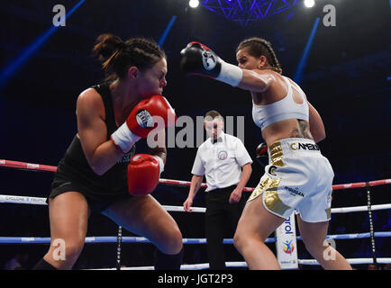 Sabato 8 Luglio 2017: Pugilato, Braehead Arena di Glasgow, Scozia. 6 x 2 minuti concorso leggero Chantelle Cameron V Bojan Libiszweska. Cameron sconfigge Libiszweska Foto Stock