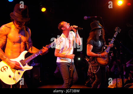 (L-r) Dave Navarro,chester bennington linkin park slash eseguendo camp freddy roxy West Hollywood. Foto Stock