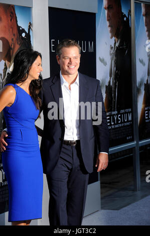 Attore Matt Damon moglie Luciana Barroso arriva a Los Angeles Premiere "Elysium' Regency Village Theatre agosto 7,2013 Westwood,California. Foto Stock