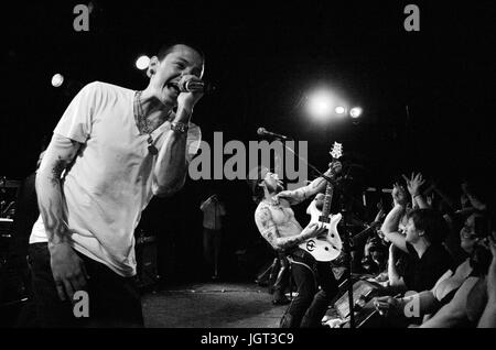 (L-r) chester bennington linkin park Dave Navarro eseguendo camp freddy roxy West Hollywood. Foto Stock